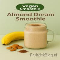 Almond Dream Smoothie 5 Glas met een Almond Dream Smoothie, met bananen en amandelen ernaast, op een beige achtergrond