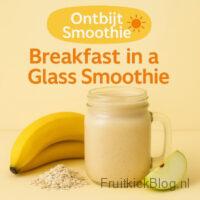 Breakfast in a Glass Smoothie 4 Ontbijt smoothie Breakfast in a Glass in een glazen mok, met banaan, havermout en groene appel op een gele achtergrond