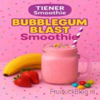 Bubblegum Blast Smoothie 6 Bubblegum Smoothie in een glas met fruit en snoepjes er om heen