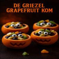 De Griezel Grapefruit Kom - Halloween Fruit Bowl 6 Een frisse, spooky fruit bowl met uitgeholde grapefruits gevuld met kleurrijk fruit en een beetje mysterie. De perfecte combinatie van gezond en griezelig, ideaal voor een Halloween-brunch of als spooky tussendoortje!
