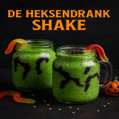 De Heksendrank Shake - Halloween Smoothie 9 Een mysterieuze, felgroene smoothie met een donkere bessenswirl en 'wormige' topping – betoverend lekker én gezond.