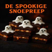 De Spookige Snoepreep - Halloween Snack 7 Een krokante, zoete reep met lagen karamel, pinda’s en chocolade — afgemaakt met witte spook decoratie van glazuur. Een griezelig lekkere traktatie die eruitziet als rechtstreeks uit een spookhuis!