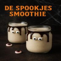 De Spookjes Smoothie - Halloween Smoothie 8 Een romige witte smoothie met een vleugje vanille en kokos, versierd met eetbare oogjes of donkere chocoladeswirl — alsof de spookjes er zelf in rondwaren!