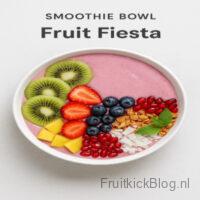 Fruit Fiesta Bowl met kleurrijke fruitmix – feestelijke en gezonde smoothie bowl.