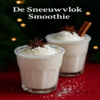 Een romige, winters witte smoothie met banaan, vanille en kokos, die eruitziet als een sneeuwvlok en smaakt als kerst in een glas.