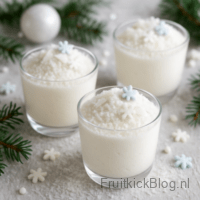 Sneeuw mousse - Kerst gebakjes 3 Een luchtige, sneeuwwitte mousse met vanille en kokos, zo zacht als verse sneeuw. Perfect als verfijnd kerstgebakje of licht dessert.