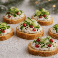 Gember Toastjes - Kerst hapjes 9 Gember Toastjes zijn knapperige, frisse kersthapjes met een romige roomkaas basis en een subtiele gembersmaak. Ze zorgen voor een lichte, pittige tegenhanger op de kersttafel en zijn perfect als borrelhapje of voorgerecht.