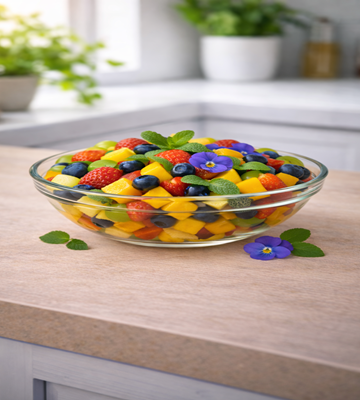 Fruit en Fleur salade met kleurrijk fruit en bloemige tonen – frisse klassieke fruitsalade.