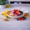 Berry Primavera Angelique Bowl met kleurrijke bessen – voedzame smoothie bowl.