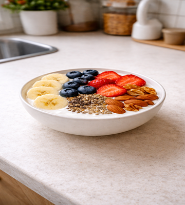Eiwitrijke Protein Power Bowl met gezonde toppings , perfecte post-workout maaltijd.