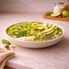De Green Glow Bowl straalt frisheid en energie uit! Deze groene bowl combineert sappig fruit, romige yoghurt en voedzame toppings