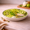 De Green Jewel Bowl is een frisse, groene ontbijt bowl boordevol vitamines, vezels en gezonde vetten. Met kiwi, groene appel, druiven en avocado