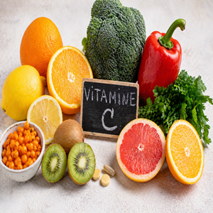 Verse vitamine C-rijke voeding met citrusfruit, kiwi en groenten rond een bordje "vitamine C"