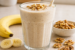 Milkshake met banaan en walnoten in glas