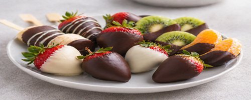 Fruit dessert met aardbeien en chocolade in wit en puur