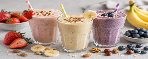 Fruit en noten milkshakes met fruit en noten in een glas op een lichte achtergrond