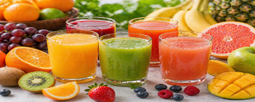 Verschillende verse fruitsappen met sinaasappel, kiwi en mango