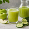 Frisse groene sap met appel en komkommer