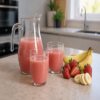 verse aardbei banaan sap in glazen met vers fruit op keukenblad