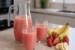 verse aardbei banaan sap in glazen met vers fruit op keukenblad