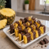 Ananas spiesjes met chocolade en kokos topping