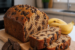 Bananenbrood met chocolade stukjes op houten plank