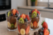 Fruit dessert met chocolade, aardbeien, banaan en kiwi in een glas