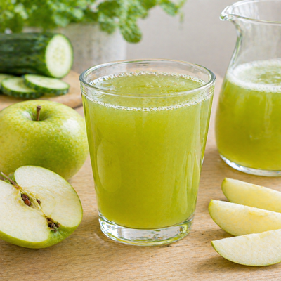 Groene sap met appel en komkommer in glas