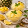 Verkoelende ananas citroen granita met verse ananas, citroen en munt in glazen schaaltjes