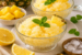 Verkoelende ananas citroen granita met verse ananas, citroen en munt in glazen schaaltjes