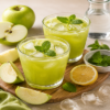 Verfrissend groen detox sap met groene appel, citroen, munt en ijsblokjes